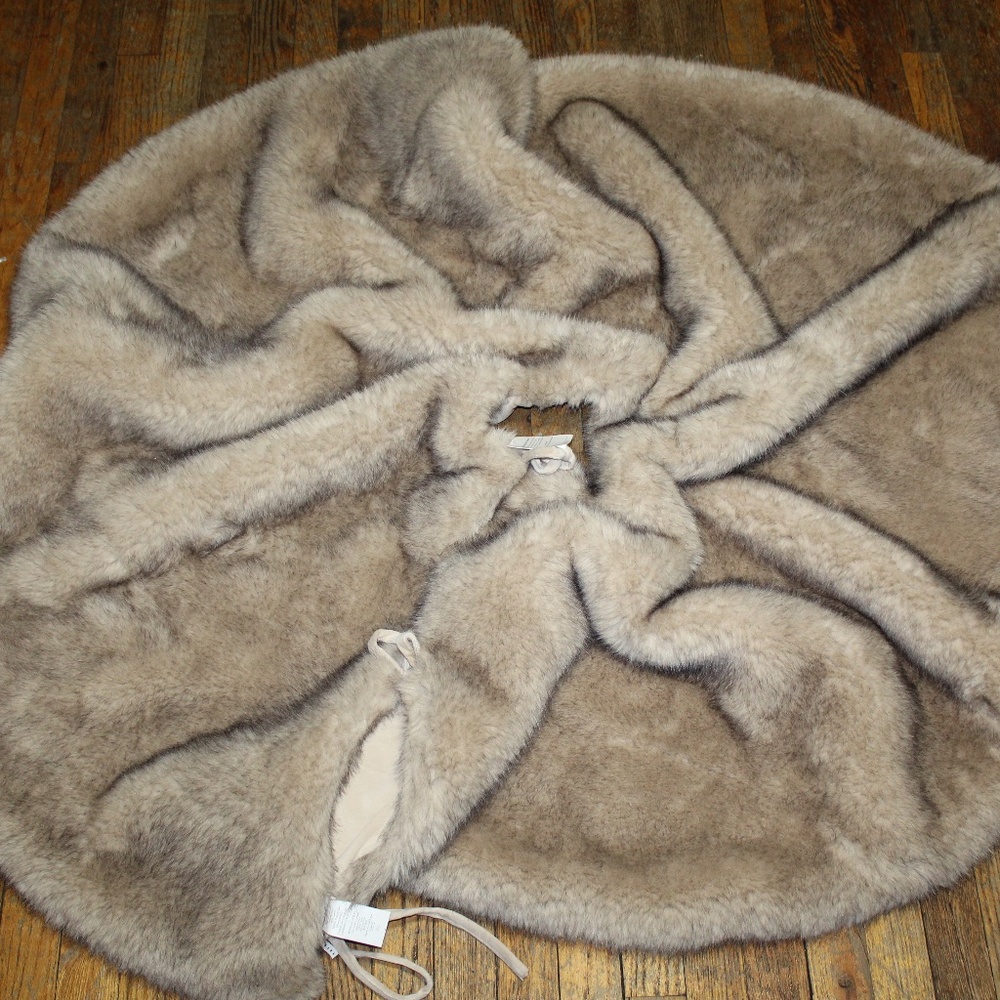 Pottery Barn.  Faux Mink Tree Skirt.  Sz. 60"
